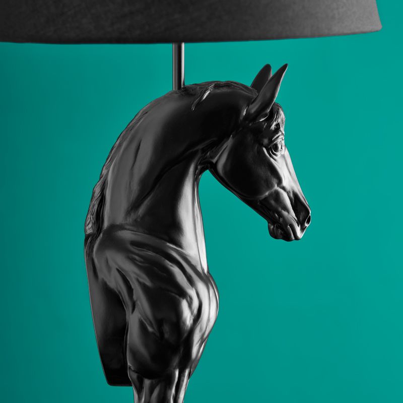 Lampe de table Cheval Majestueux Sculpture de luxe avec abat-jour noir. 30 cm x 30 cm x 68,5 cm